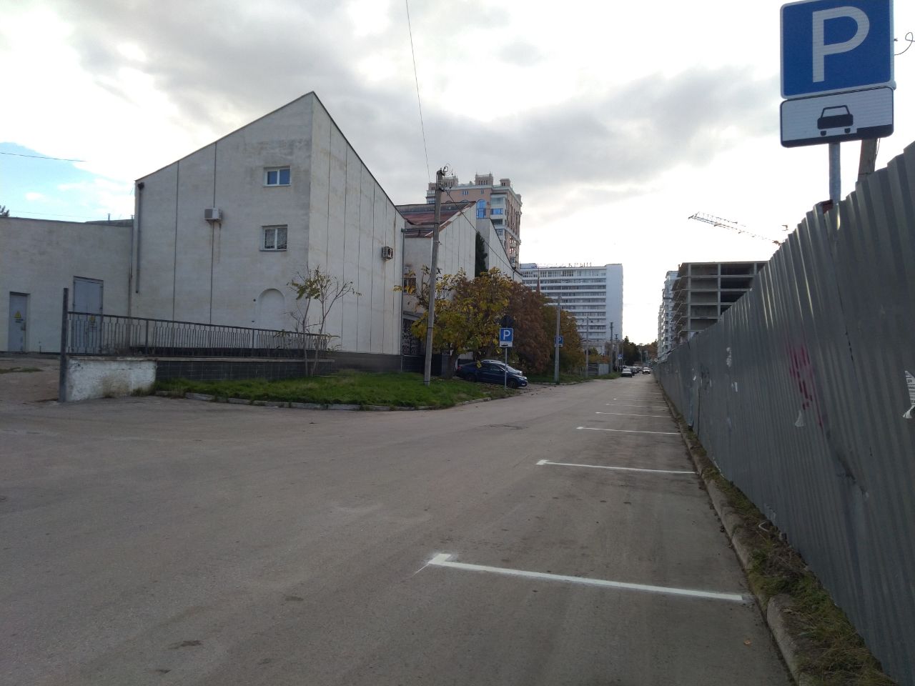 В центре Севастополя автомобилистам предложили парковаться вдоль опасного забора