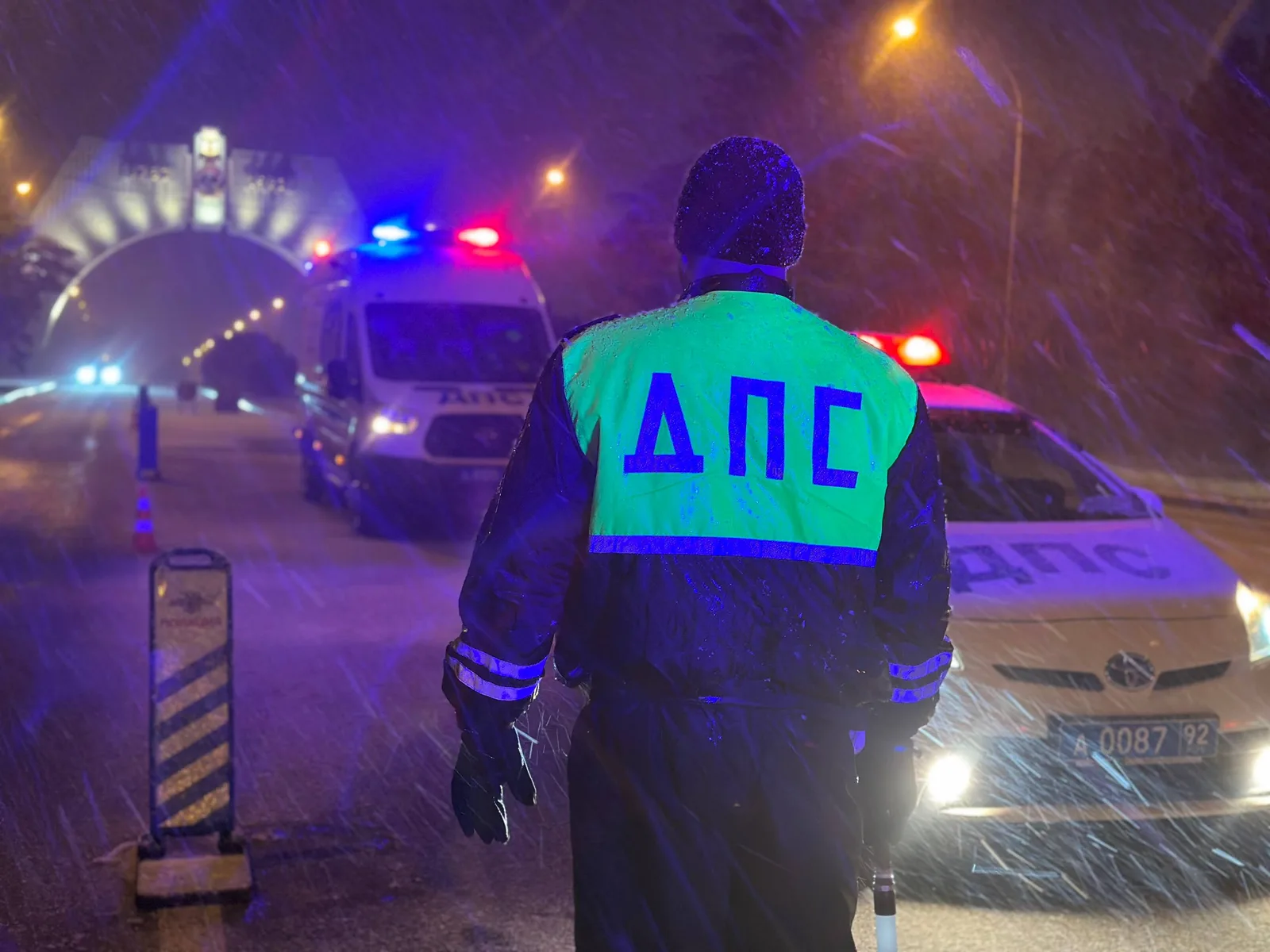 Севастополь засыпает снегом