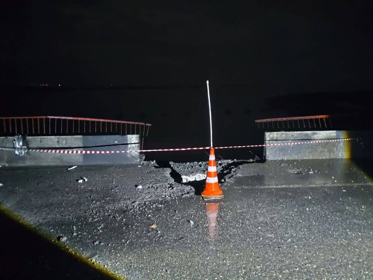 Вражеский дрон повредил автомобильный мост у границы с Крымом