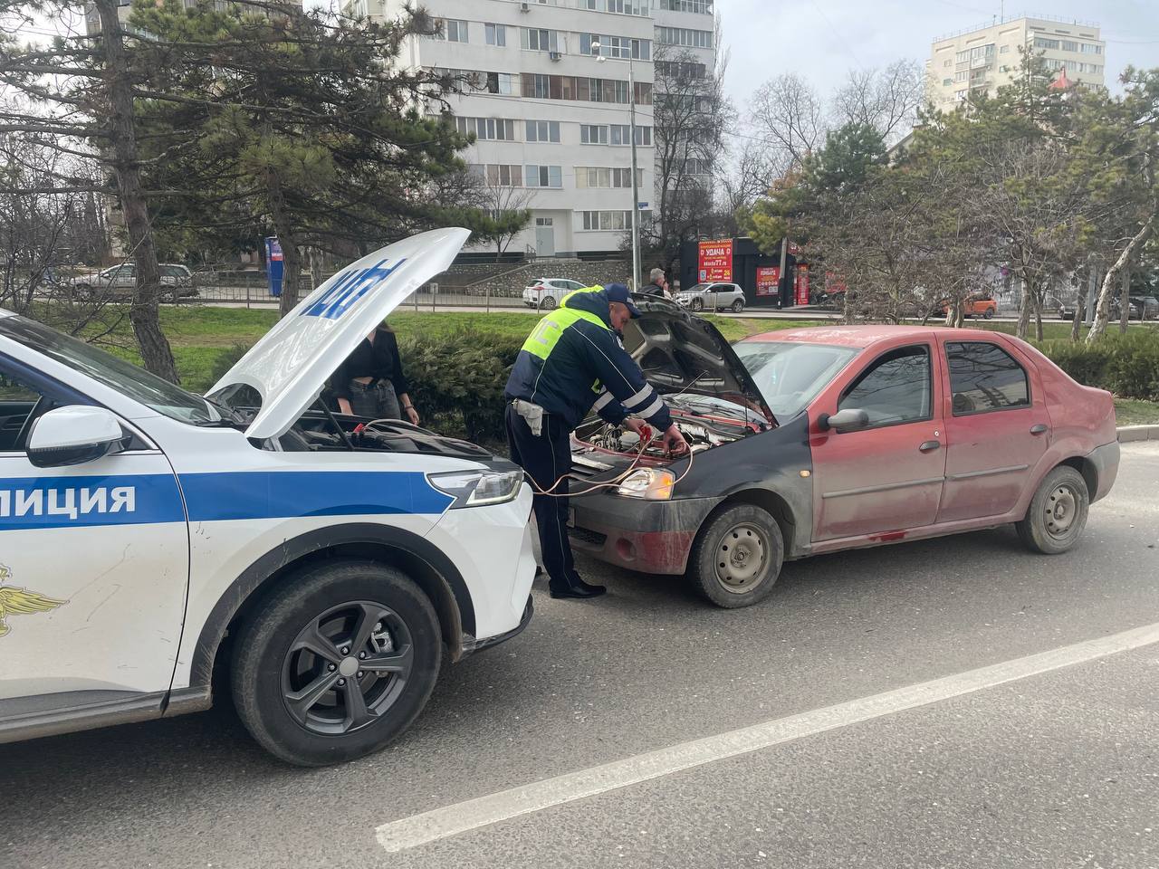Сотрудники Госавтоинспекции Севастополя помогли девушке запустить двигатель заглохшей на дороге иномарки