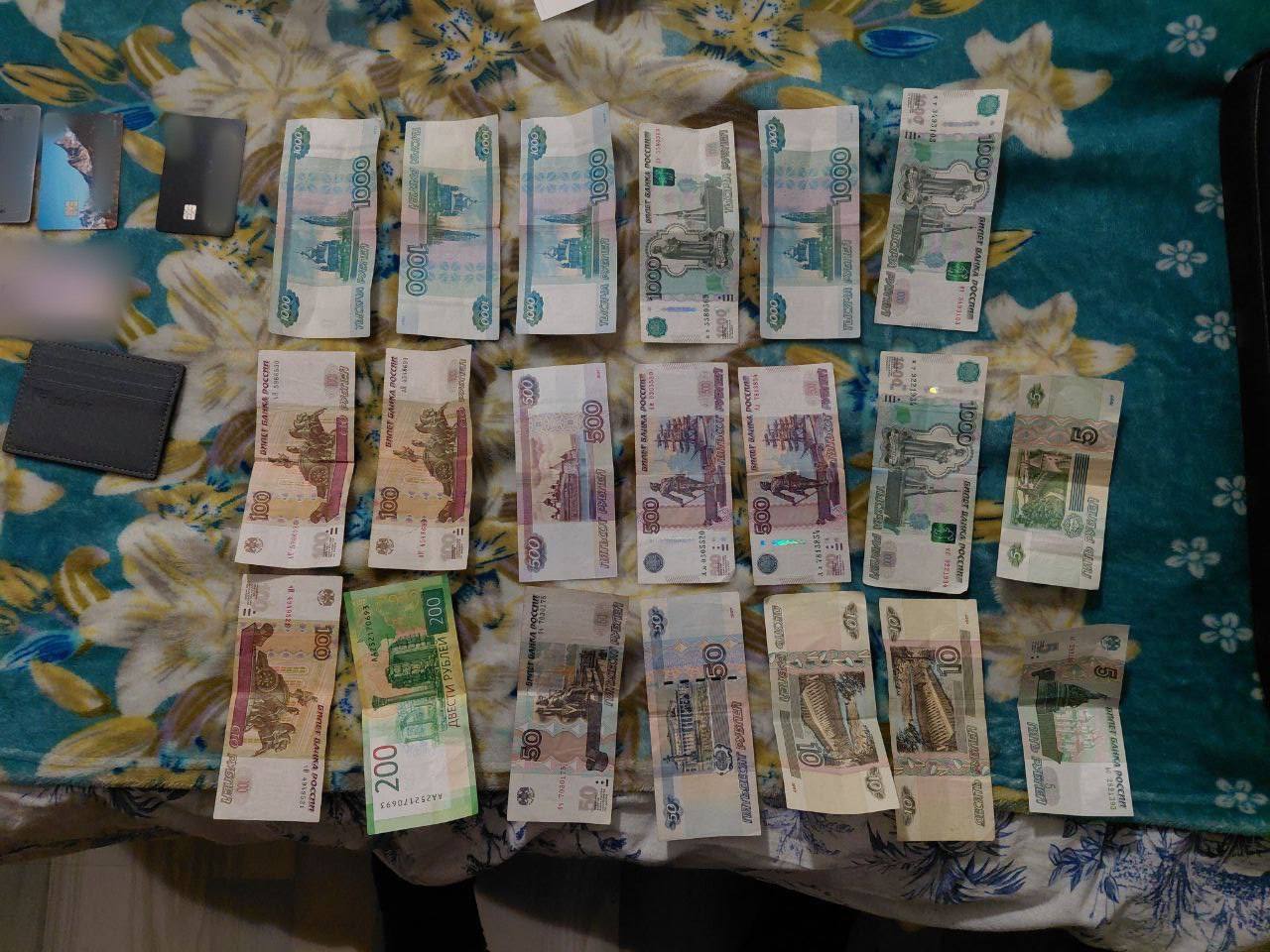Крымская пенсионерка отдала курьеру мошенников более 1 млн рублей