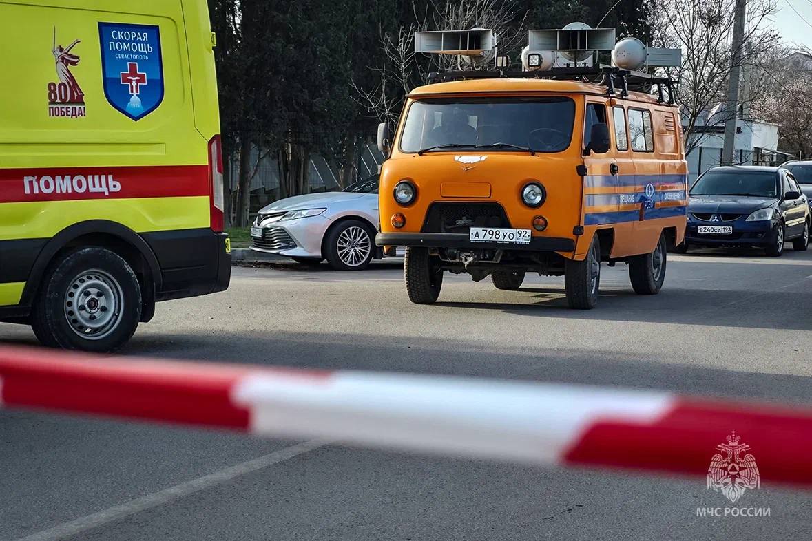 Осколки сбитого беспилотника упали у подъезда жилого дома в Севастополе