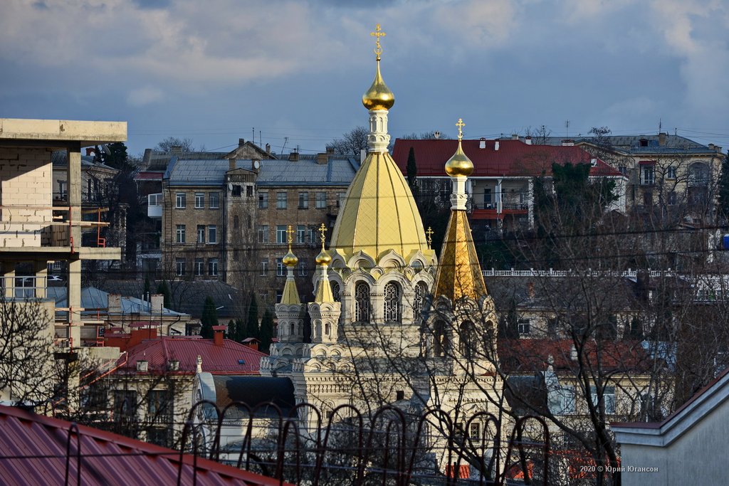 В Севастополе росгвардейцы задержали женщину, которая обнажилась на территории храма