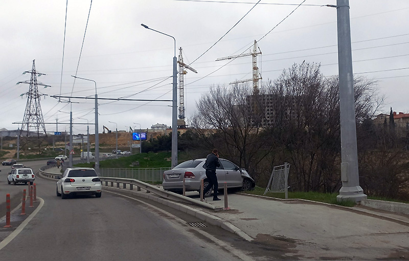В Севастополе иномарка вылетела на тротуар