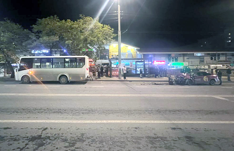 В Севастополе иномарка налетела на стоящий автобус (ФОТО)