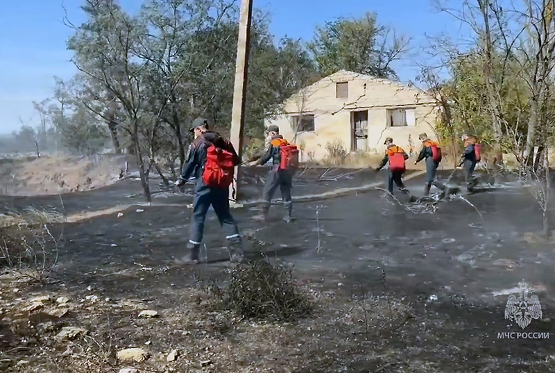 В Симферопольском районе пожарные спасли село Широкое от огня