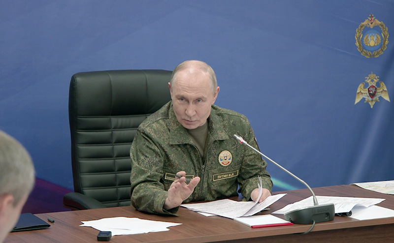 Путин посетил вспомогательный пункт управления Объединенной группировки войск