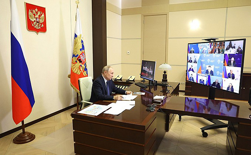 Путин поручил создать штаб по ликвидации разлива мазута в Черном море