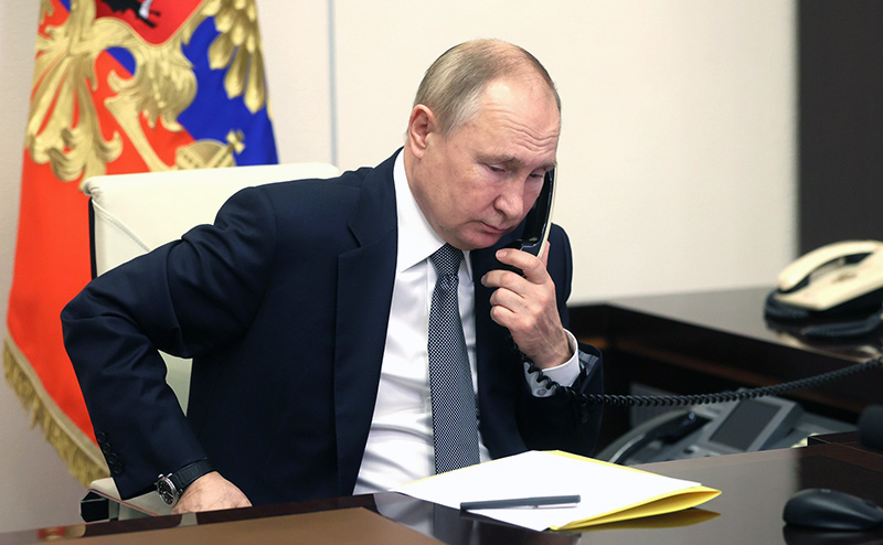 Владимир Путин провел телефонный разговор с президентом Франции Эммануэлем Макроном