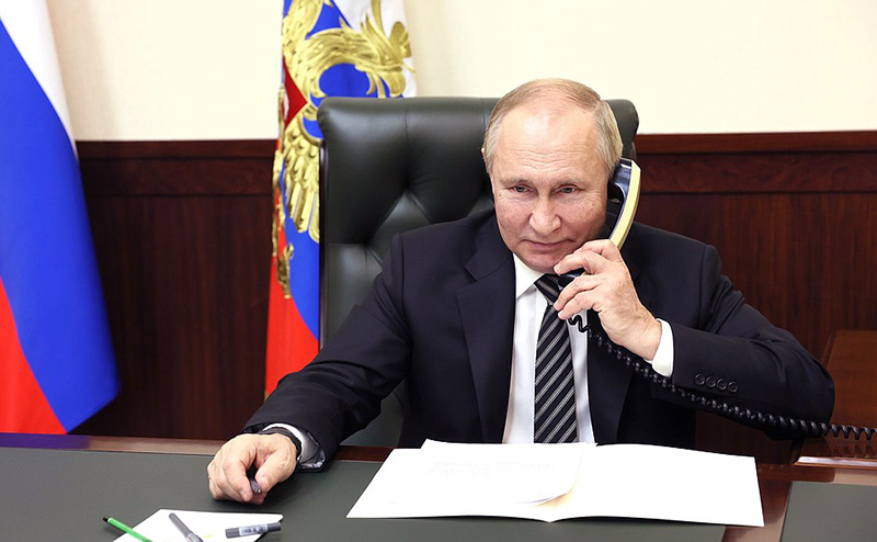 Владимир Путин говорит по телефону