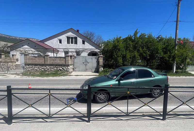 В Бахчисарайском районе 5-летний самокатчик попал под машину