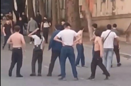 Бытовой конфликт между двумя братьями перерос в массовую драку в Симферополе (видео)