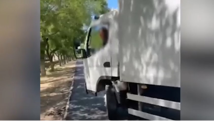 Водителя грузовика наказали за езду по тротуару в Евпатории (видео)