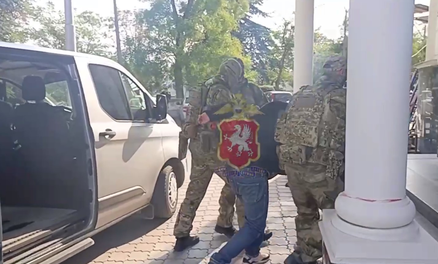 Парикмахер из Севастополя оскорбил российских военных и плюнул на их автомобиль: его задержали (видео)