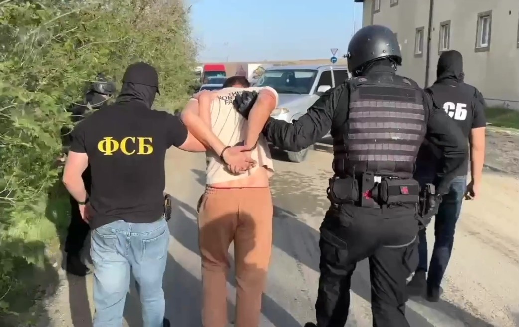 ФСБ задержала жителя Крыма, передававшего ВСУ информацию об объектах ПВО в Феодосии (видео)
