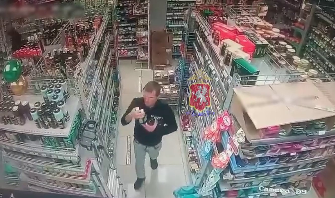 Пьяный севастополец вынес из супермаркета четыре бутылки виски (ВИДЕО)