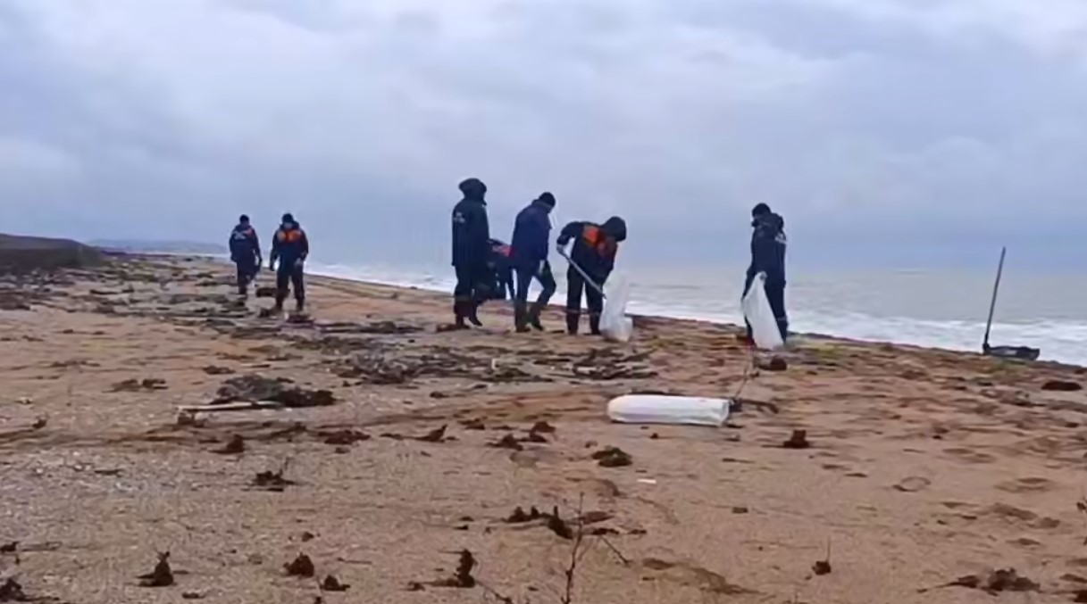 За сутки в Крыму очистили от мазута свыше 8 километров Черноморского побережья