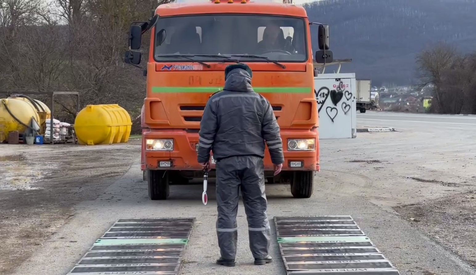 На подъезде к Гончарному работает передвижной пункт весогабаритного контроля 