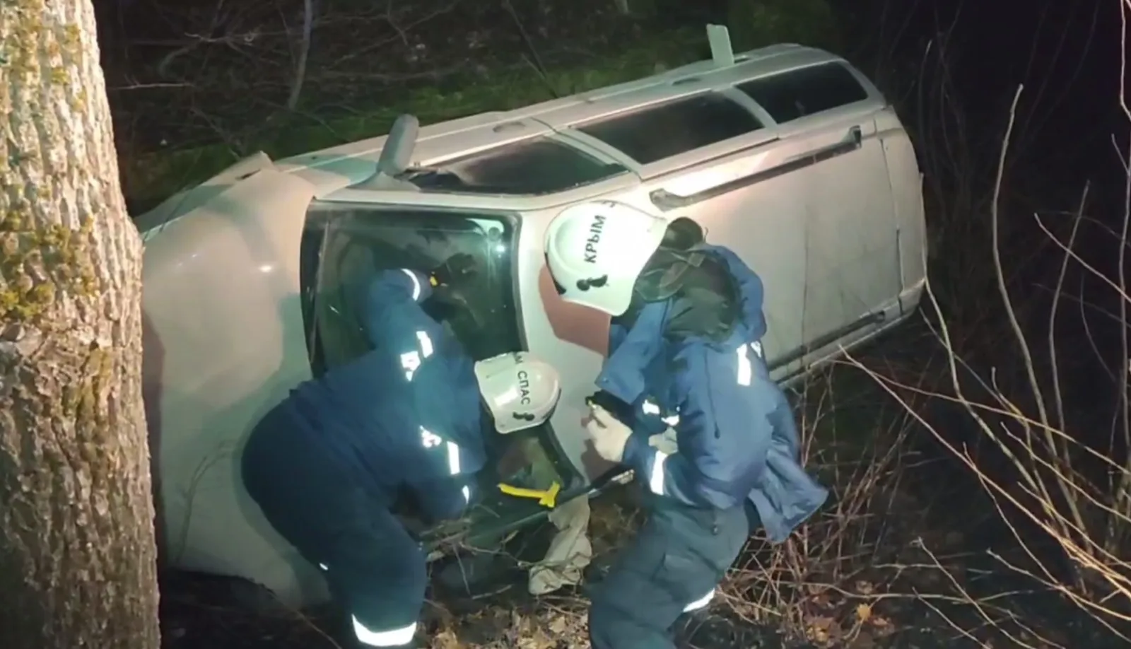 В ДТП под Судаком из перевернувшегося автомобиля доставали водителя