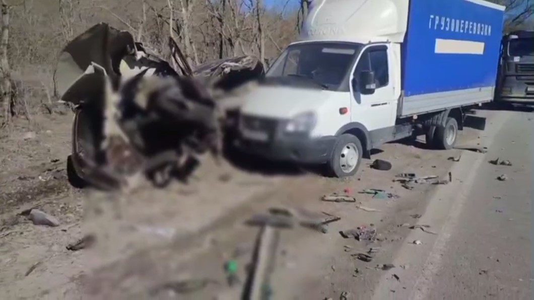 Два человека погибли при столкновении Lada Priora с грузовиком в Крыму