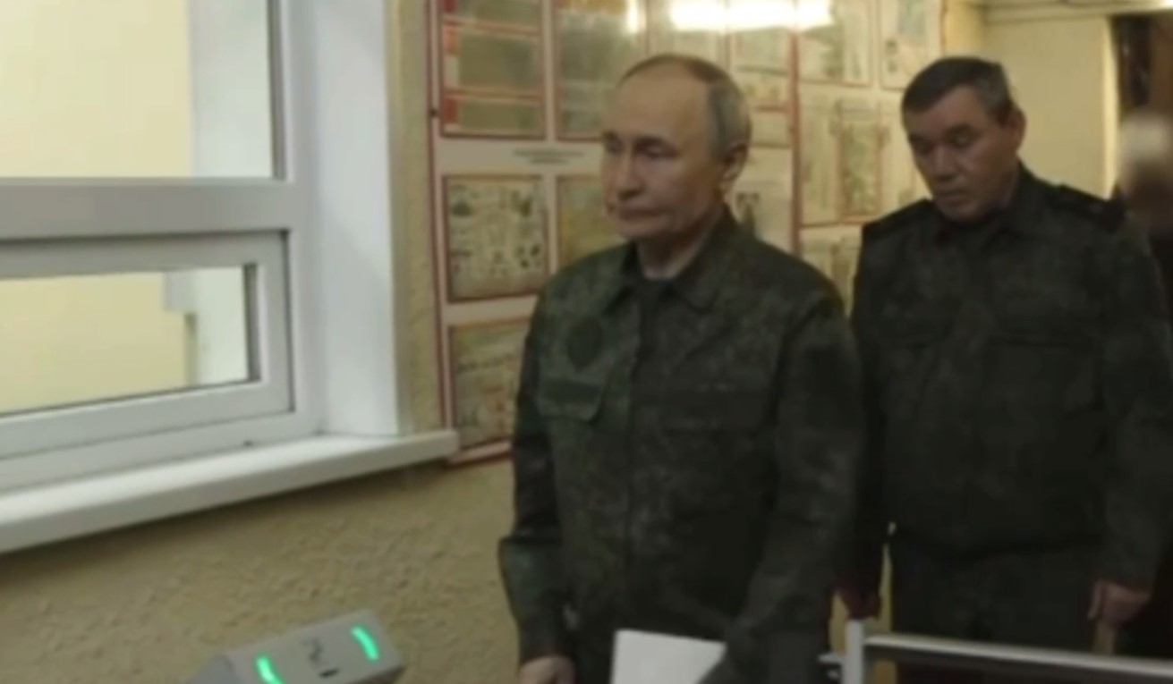 Владимир Путин провел совещание в пункте управления курской группировкой войск