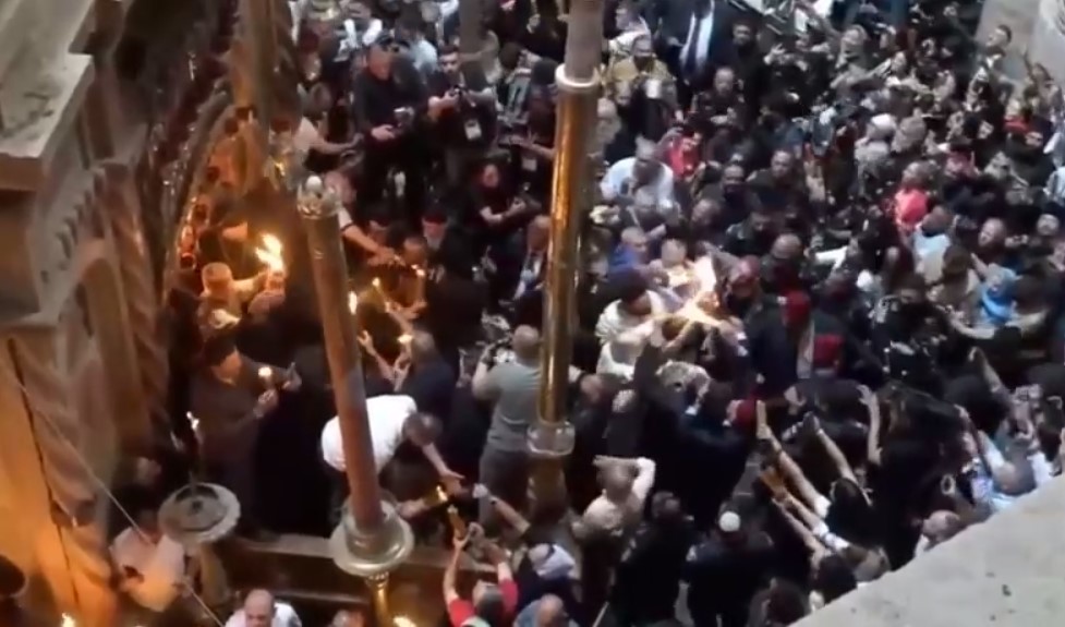 Благодатный огонь сошел в храме Гроба Господня (ВИДЕО)