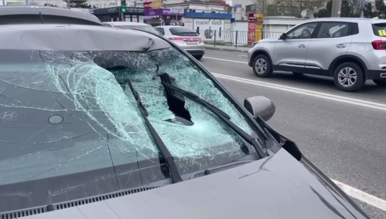 Попавший под колеса машины в Севастополе подросток находится в реанимации 