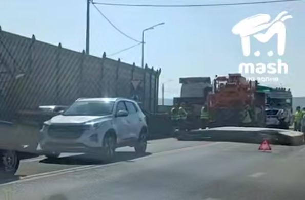 В Севастополе машины влетели в упавшие с грузовика бетонные плиты