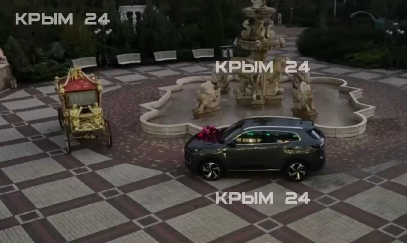 Олег Зубков подарил автомобиль и попугая туристу, отогнавшему от него льва (ВИДЕО)
