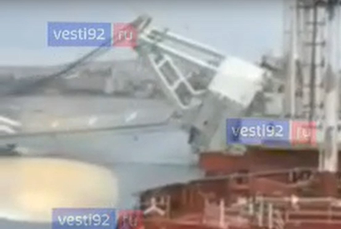 Момент крушения плавкрана в Севастополе попал на видео