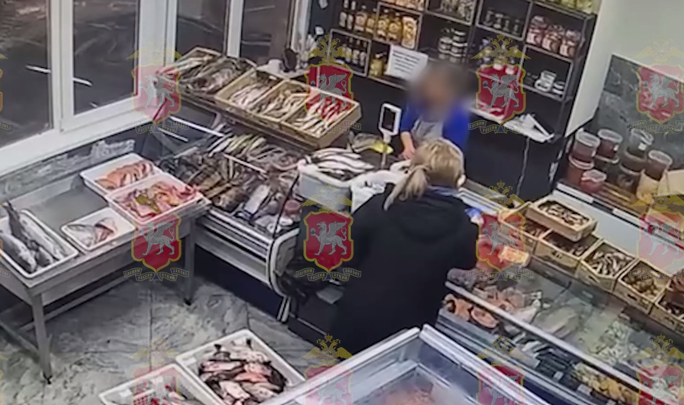 Крымчанка нашла чужую банковскую карту и накупила морепродуктов