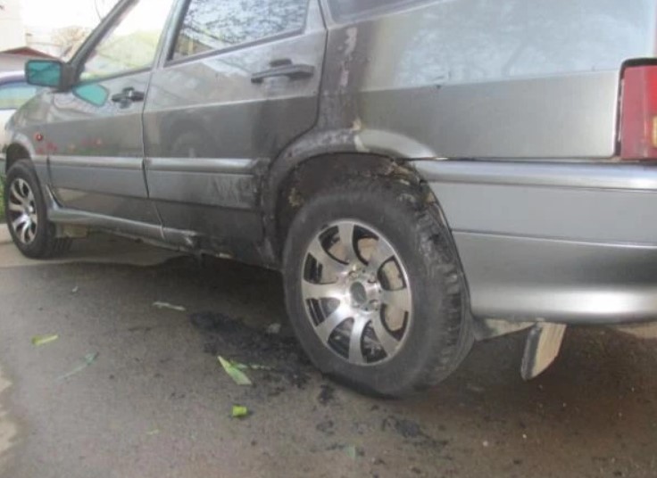 Пьяный мужчина поджег ночью в Саках два автомобиля