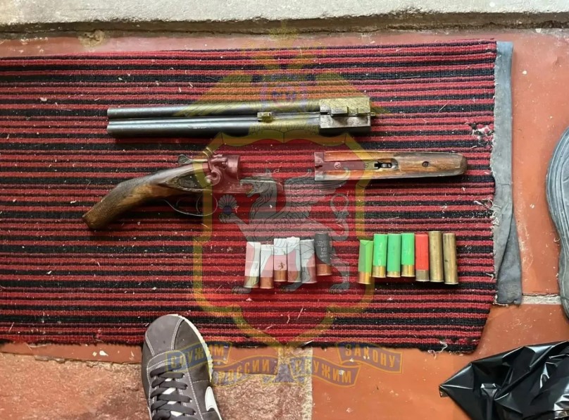 Под диваном у крымчанина нашли ружье и боевые патроны 
