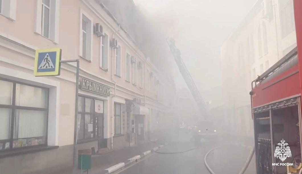 Кровля трехэтажного офисного здания горит в Алуште