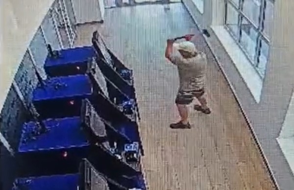Крымчанин кувалдой разбил шесть банкоматов и входную дверь в банк (ВИДЕО)