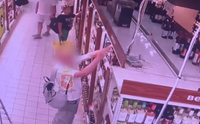 В Севастополе юноша украл бутылку виски стоимостью 12 тысяч рублей и распил ее со случайными знакомыми (ВИДЕО)