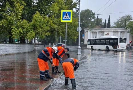 В Севастополе устраняют последствия непогоды