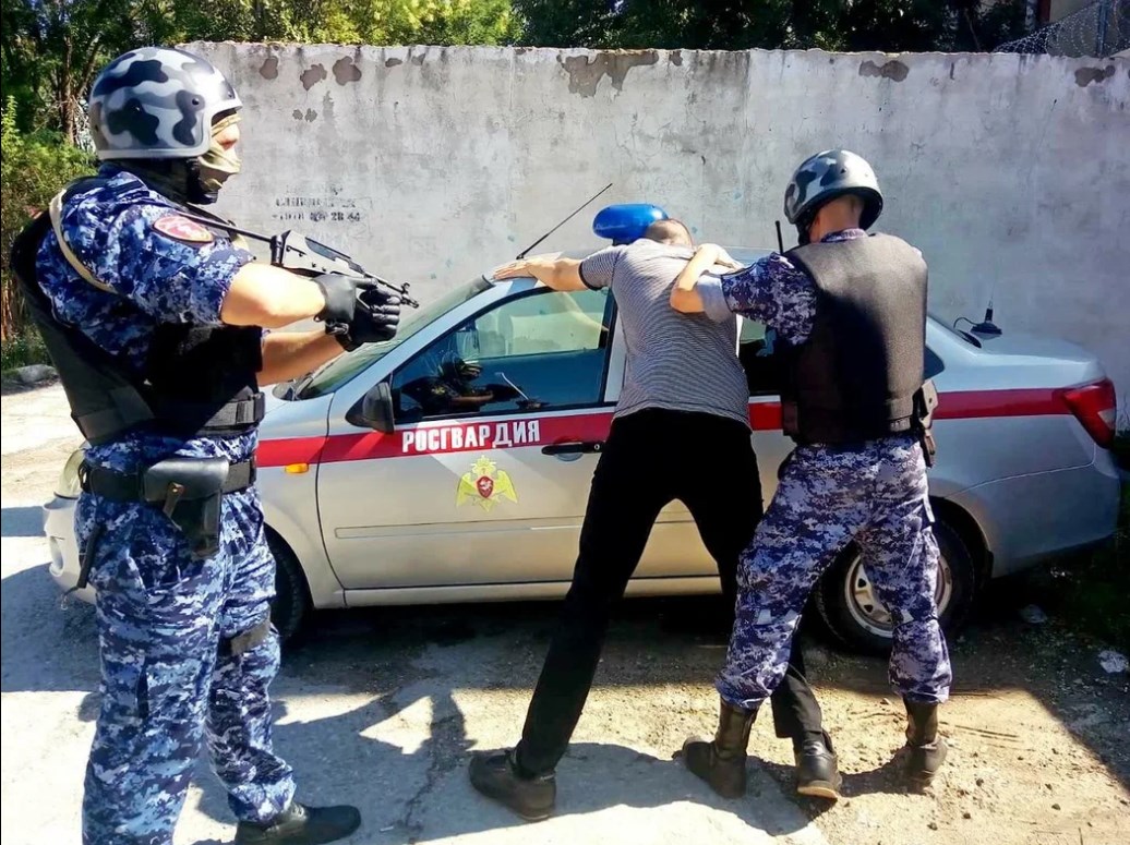 Приезжий мужчина напал на посетителя крымского кафе и порезал его 