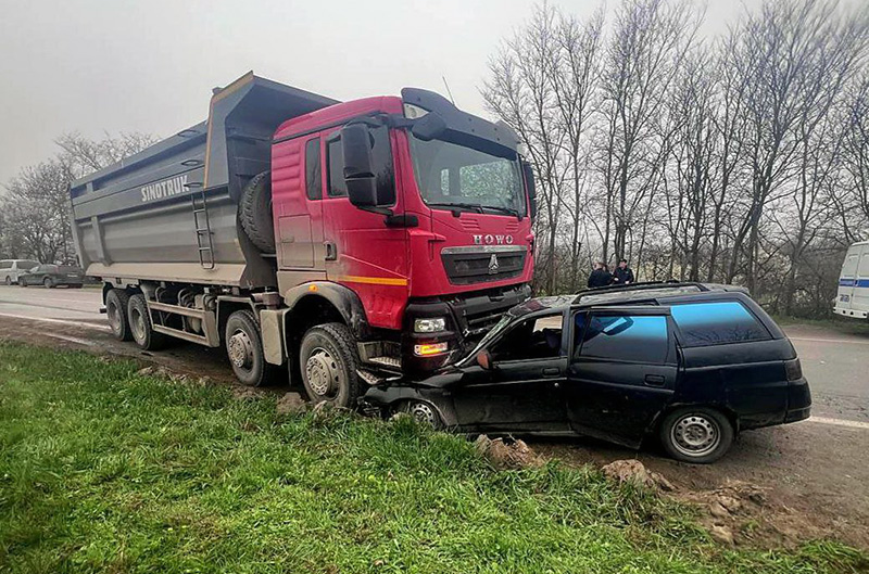 В Крыму три человека пострадали в лобовом столкновении ВАЗа и грузовика HOWO (ФОТО, ВИДЕО)