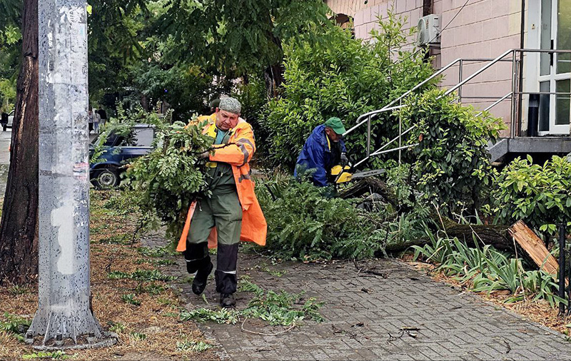 В Севастополе продолжают ликвидировать последствия непогоды