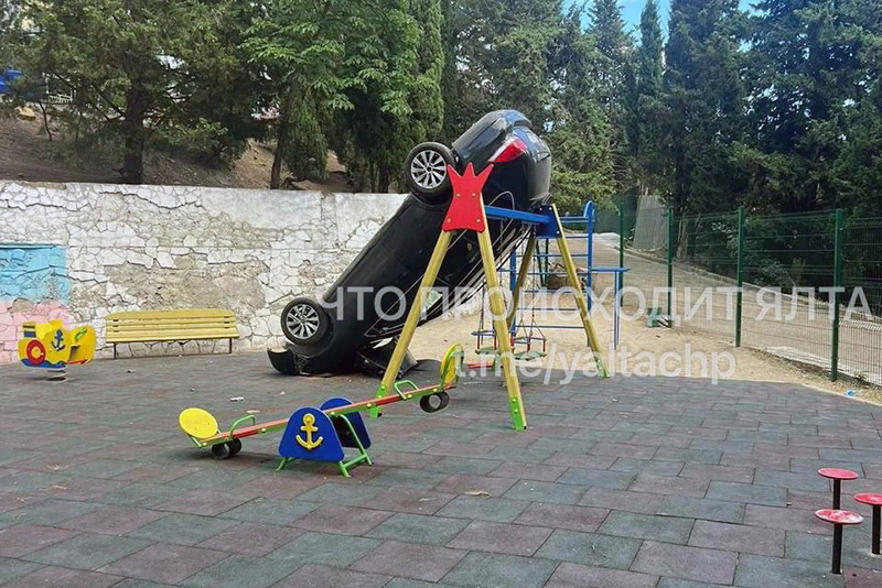 В Ялте машина упала на детскую площадку