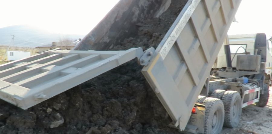 Водитель грузовика заплатит 40 тысяч рублей за незаконный сброс отходов грунта в Севастополе