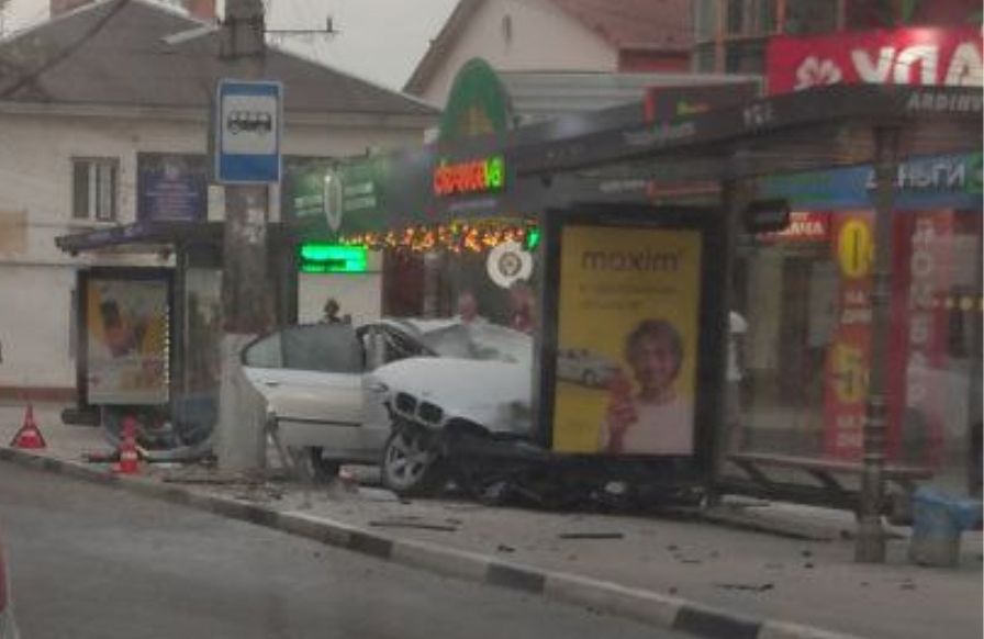 В Симферополе водитель BMW влетел в остановку общественного транспорта (фото, видео)