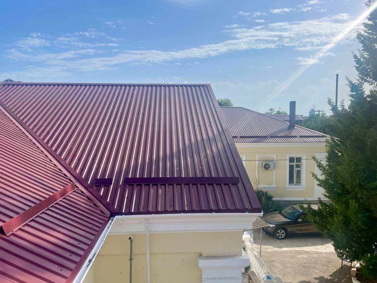Здание приемного отделения городской инфекционной больницы Севастополя обзавелось новой кровлей