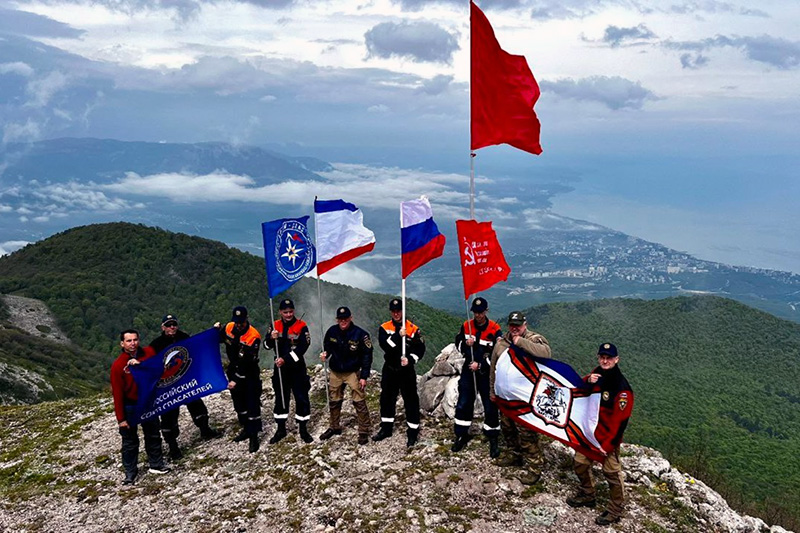 Крымские спасатели водрузили реплику Знамени Победы на вершинах гор Куш-Кая и Северная Демерджи