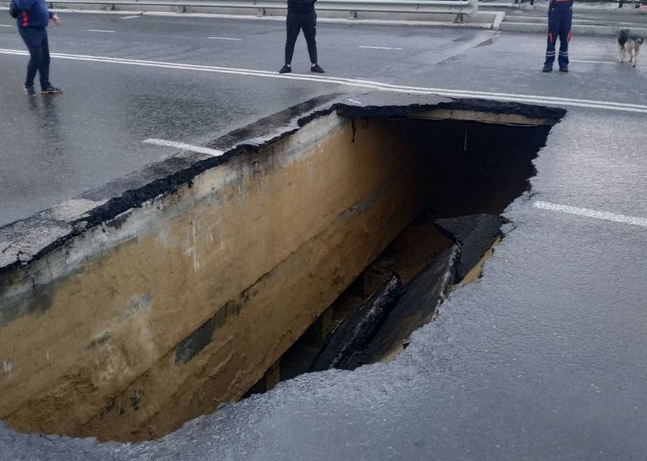 Провал моста. В симферополе обрушился мост. обрушение моста в симферополе. мост в симферополе. в симферополе провалился мост.