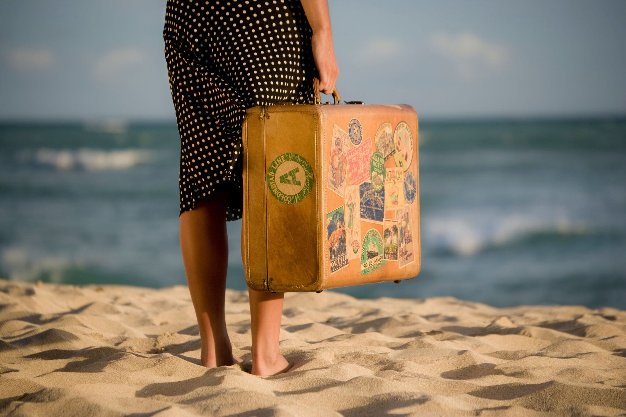 Собран он как самый. Девушка с чемоданом на море. Отпуск чемодан. Чемодан на пляже. Чемодан путешественника.