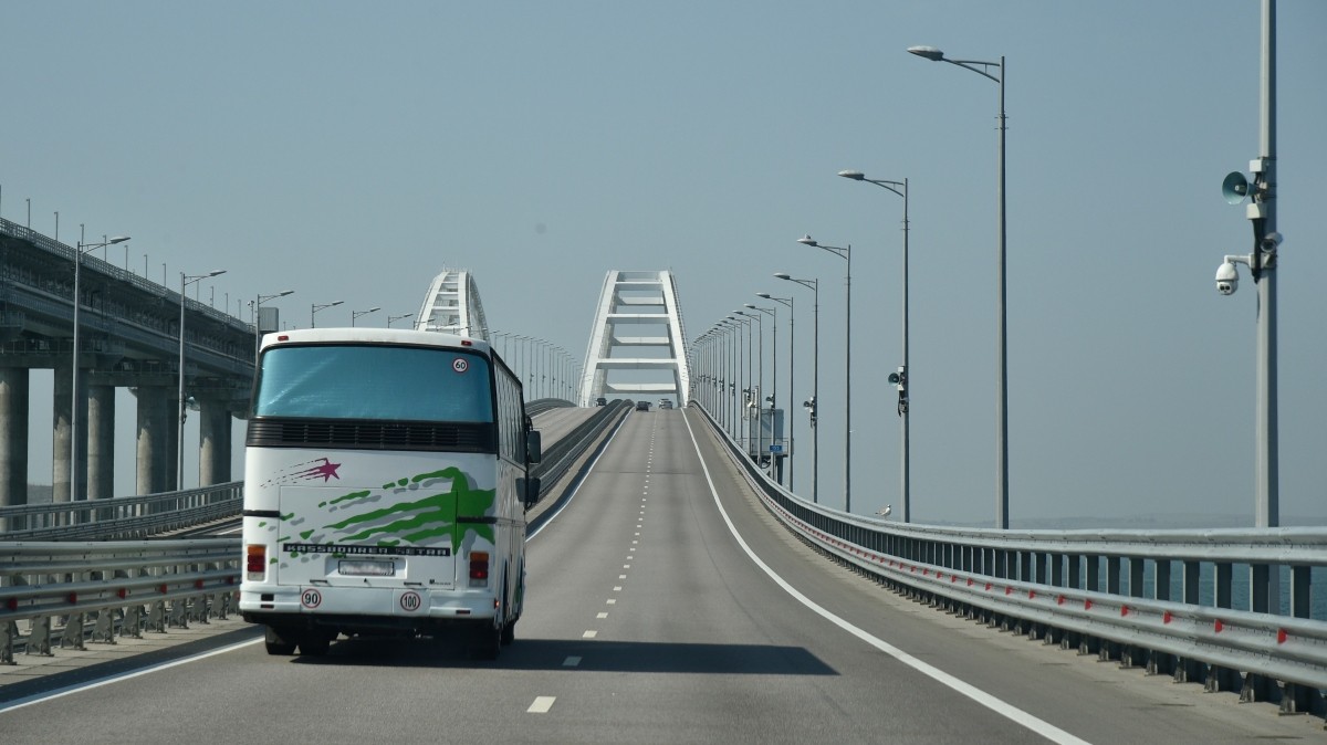 На Крымскому мосту выделили отдельную полосу для туристических автобусов |  ОБЪЕКТИВ