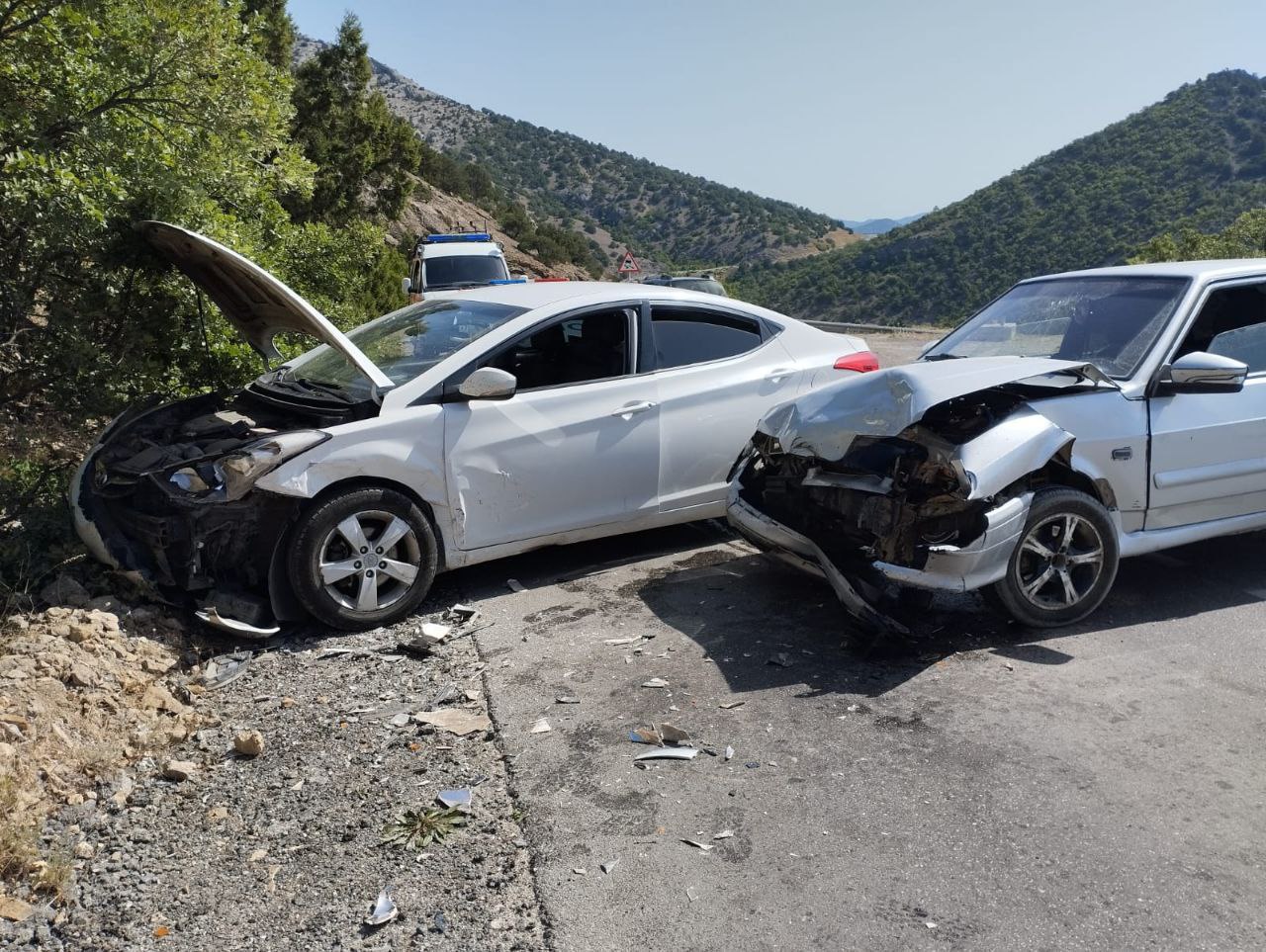 На крымской трассе столкнулись Hyundai и ВАЗ (фото) | ОБЪЕКТИВ