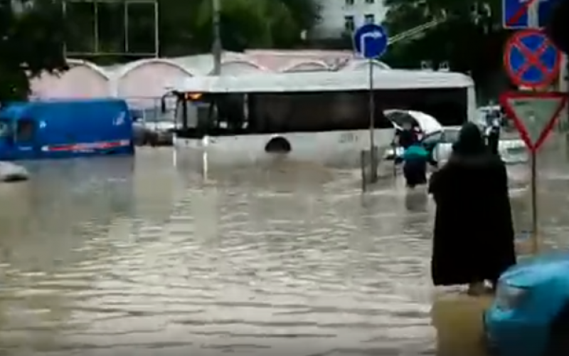 Севастополь затопило. Потоп Севастополь 18 июня 2021. Севастополь потоп. Потоп в Севастополе 2021. Ливень в Севастополе 2022.